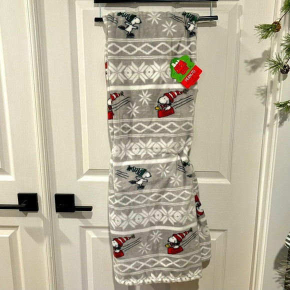 PEANUTS Snoopy Woodstock VelvetLoft Throw 50"x70” Sledding Ice Skating NEW - Picture 1 of 9
